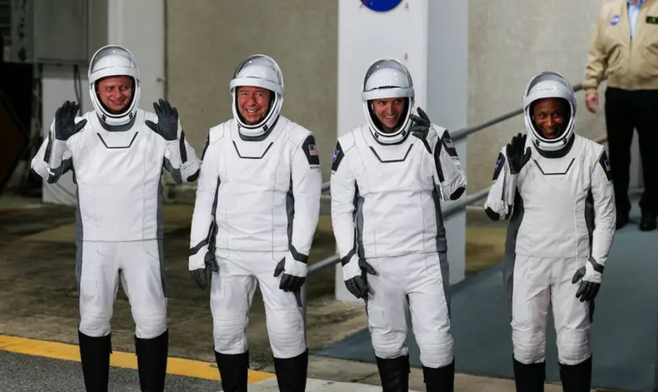 Nueva tripulación de la NASA y Space X llega con éxito a la Estación Espacial Internacional