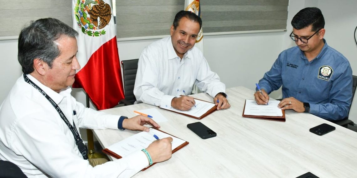 Acuerdan Toño Astiazarán y Sindicato de Bomberos convenio con beneficios económicos y laborales