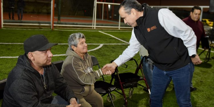 Entrega Toño Astiazarán rehabilitación de parque en Costa del Sol