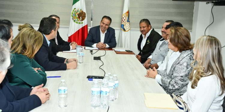 Acuerda Toño Astiazarán convenio de trabajo con S.U.T.S.M.H.