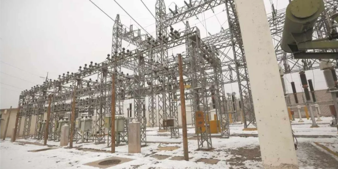 Frente frío deja sin electricidad a 47 mil hogares y negocios en Nuevo León