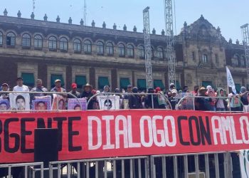 Padres de los 43 normalistas desaparecidos ya no esperan que AMLO resuelva el caso