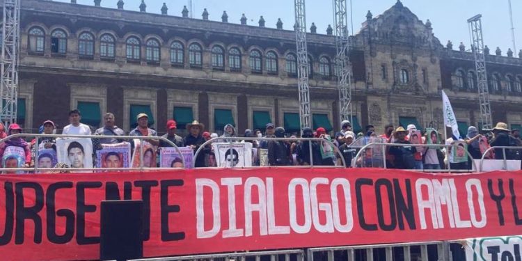 Padres de los 43 normalistas desaparecidos ya no esperan que AMLO resuelva el caso