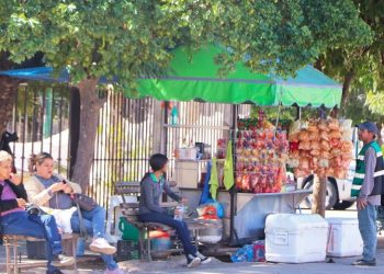 SEC y Salud deberán solicitar retiro de vendedores ambulantes en escuelas