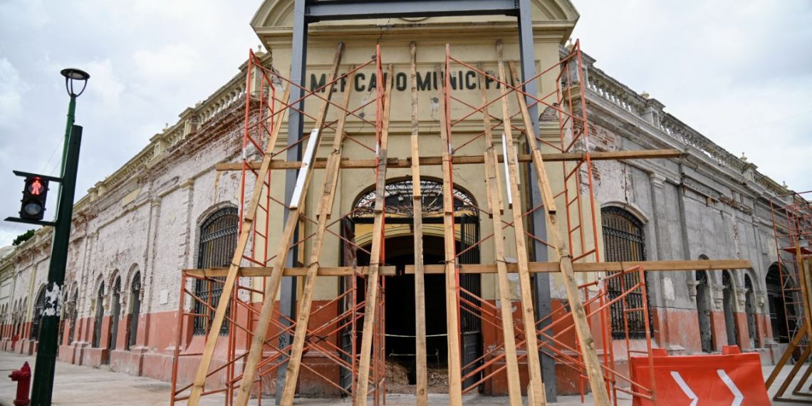 Acompaña Gobernador a locatarios en supervisión de obras de rehabilitación del Mercado Municipal en Hermosillo