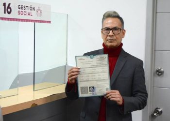 Moisés Barraza recibe acta como persona no binaria, la primera en Sonora