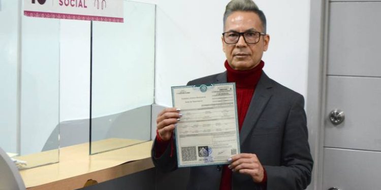 Moisés Barraza recibe acta como persona no binaria, la primera en Sonora