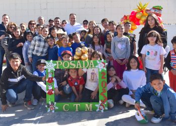 Acompaña Toño Astiazarán a familias en la tradicional posada navideña de la CTM