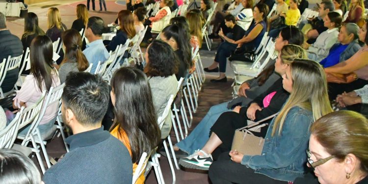 Imparte DIF plática “Disfrutando Ser Padres” en Colegio Larrea