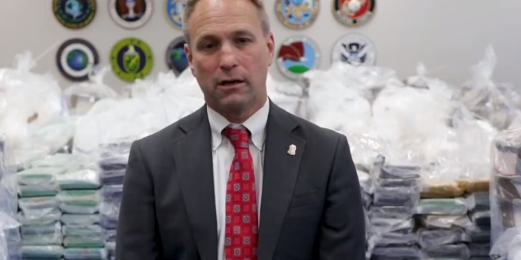 FBI desbarata red de narcotraficantes que operaba en EU, México y Canadá; hay 3 mexicanos fugitivos