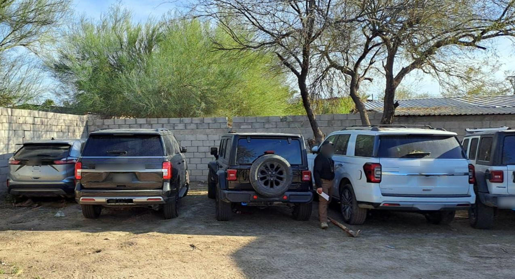 En cateo FGR asegura arma, cargadores, cartuchos y cinco vehículos en Sonoyta.