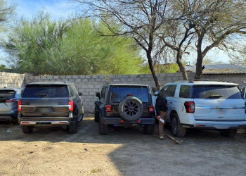 En cateo FGR asegura arma, cargadores, cartuchos y cinco vehículos en Sonoyta.
