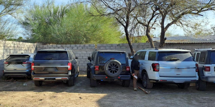 En cateo FGR asegura arma, cargadores, cartuchos y cinco vehículos en Sonoyta.