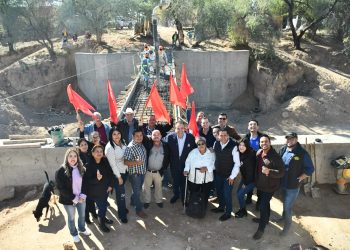 Supervisa Toño Astiazarán avances en puente peatonal de la colonia La Antorcha