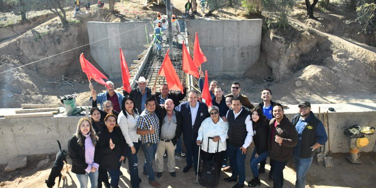 Supervisa Toño Astiazarán avances en puente peatonal de la colonia La Antorcha