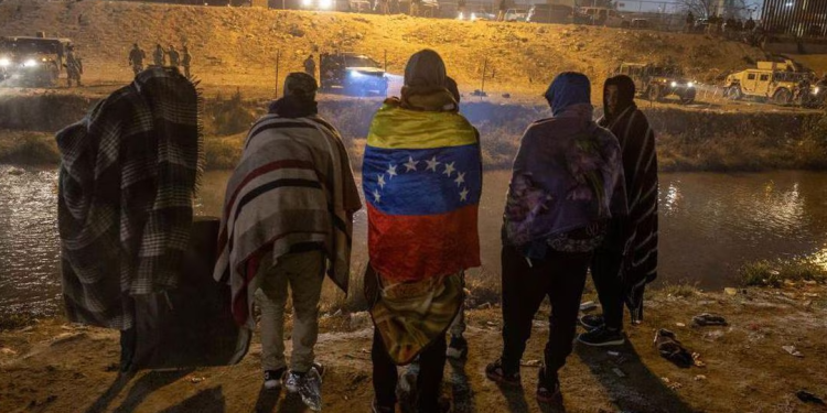 Oficina de Aduanas de EU cierra el paso en puerto de Arizona ante aumento del flujo migratorio