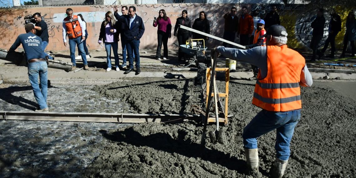 Visita Toño Astiazarán obras en proceso en el bulevar Agustín Zamora