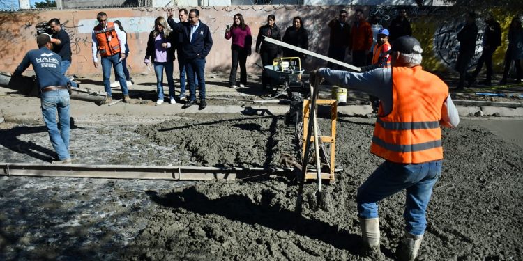 Visita Toño Astiazarán obras en proceso en el bulevar Agustín Zamora