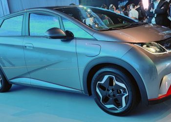 BYD supera a Tesla en venta de autos eléctricos al cierre de 2023.