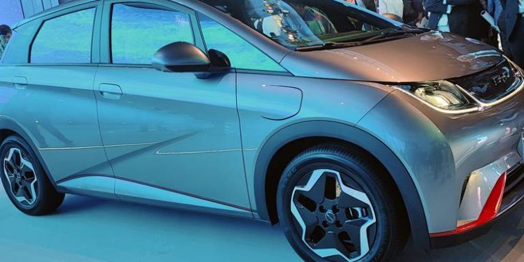 BYD supera a Tesla en venta de autos eléctricos al cierre de 2023.