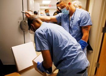 España regresa al uso obligatorio del cubrebocas en hospitales por repunte de enfermedades respiratorias