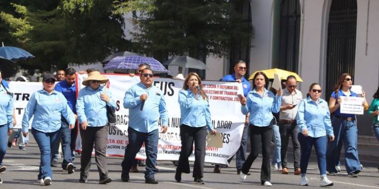 Marchan integrantes de Steus por emplazamiento a huelga