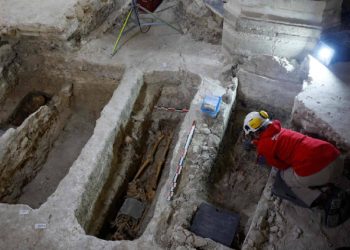 Hallazgo arqueológico: Descubren tumbas durante la reconstrucción en Notre-Dame