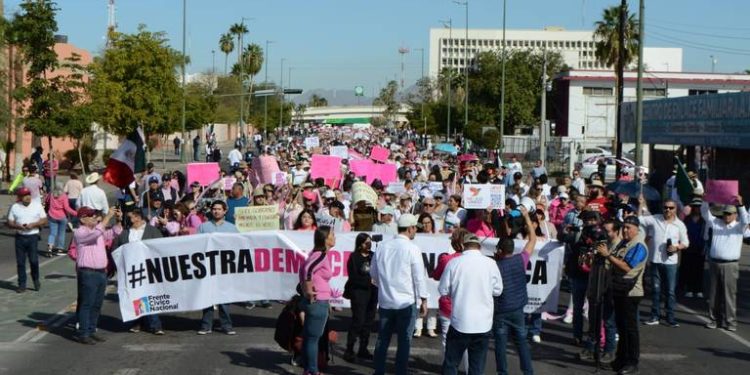 Ciudadanos realizan Marcha por la Democracia en Hermosillo