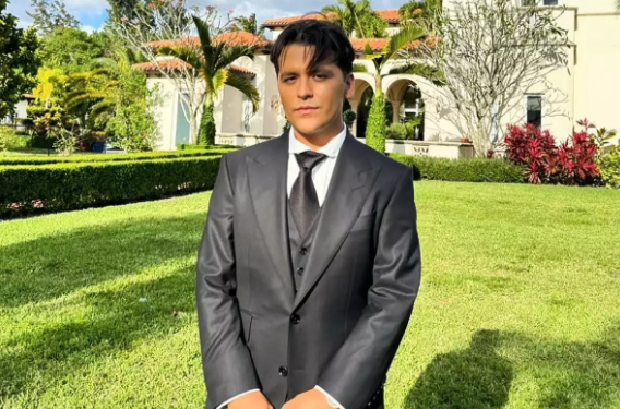 Christian Nodal estrena look sin tatuajes y lo comparan con Johnny Depp
