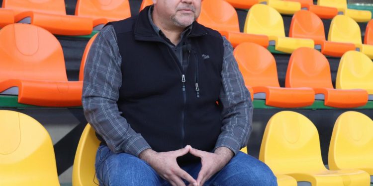 Carlos Emilio Acosta llega al Salón de la Fama a reunirse con el “Cangas”