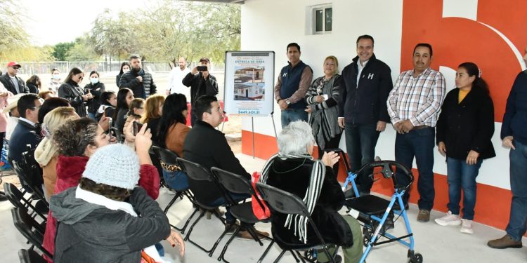 Inaugura Toño Astiazarán clínica para policías y bomberos y sus hijos en Miguel Alemán