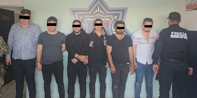 Hombres armados privan de la libertad a empleados en Cajeme; detienen a 8 