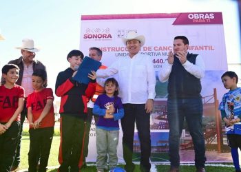 Beneficia Gobierno de Sonora a familias de Sahuaripa con certeza jurídica, becas e infraestructura deportiva