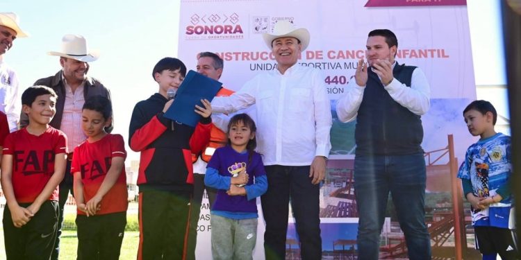Beneficia Gobierno de Sonora a familias de Sahuaripa con certeza jurídica, becas e infraestructura deportiva