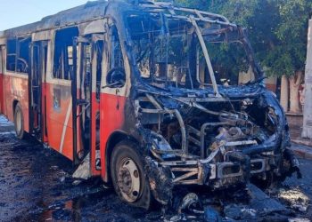 Camión del transporte público se incendia en el Centro, junto al Mercado Municipal