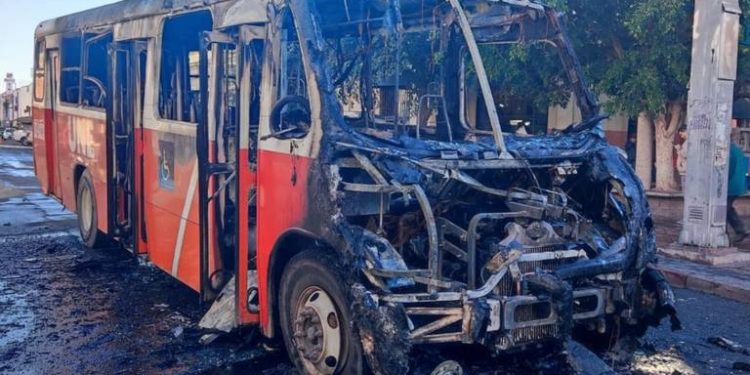 Camión del transporte público se incendia en el Centro, junto al Mercado Municipal