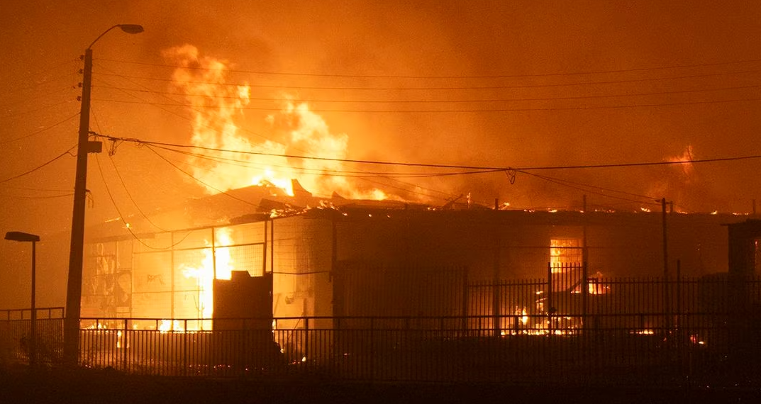 Incendios en Chile dejan al menos 10 muertos y Boric decreta estado de excepción