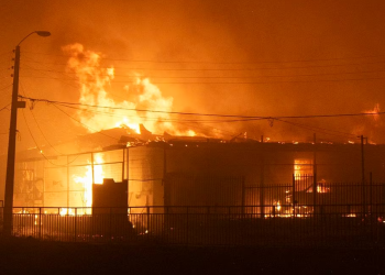 Incendios en Chile dejan al menos 10 muertos y Boric decreta estado de excepción