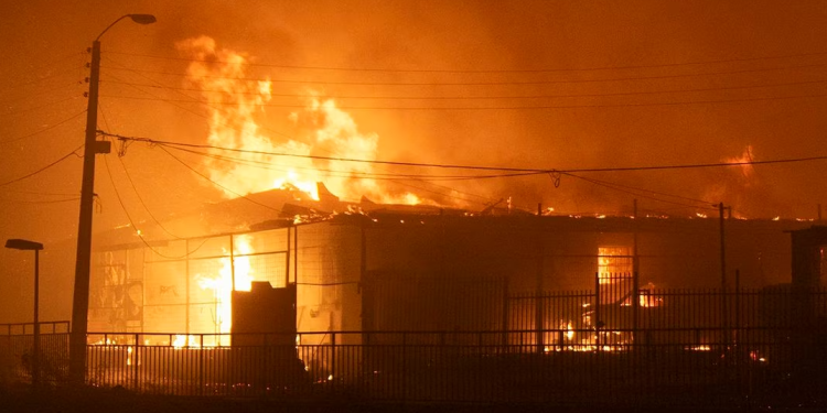 Incendios en Chile dejan al menos 10 muertos y Boric decreta estado de excepción