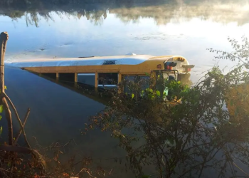 Camión con 21 jornaleros cae a canal de riego en Sinaloa