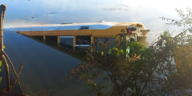 Camión con 21 jornaleros cae a canal de riego en Sinaloa