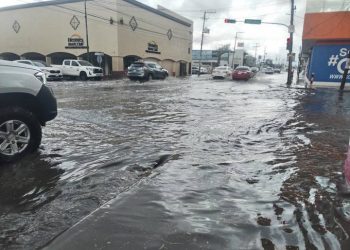 Lluvias en Hermosillo dejan calles inundadas y hasta granizo