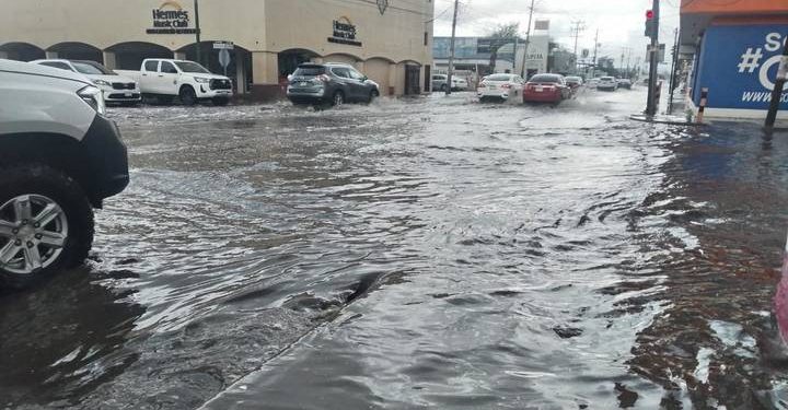 Lluvias en Hermosillo dejan calles inundadas y hasta granizo