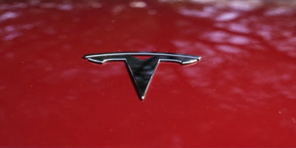 Tesla llama a talleres a 200 mil autos por nuevo fallo en el software