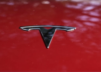 Tesla llama a talleres a 200 mil autos por nuevo fallo en el software