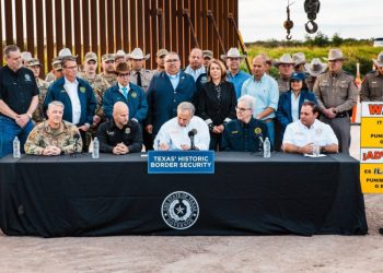 Abbott firma ley que permite a Texas detener y expulsar migrantes a México 