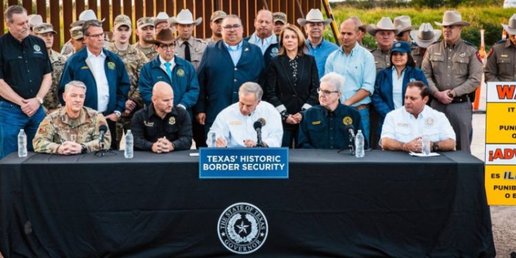 Abbott firma ley que permite a Texas detener y expulsar migrantes a México 