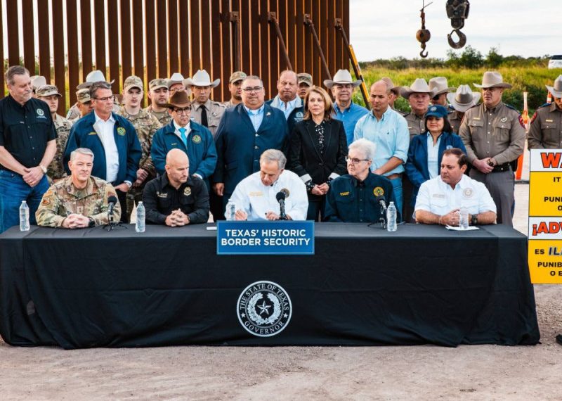 Abbott firma ley que permite a Texas detener y expulsar migrantes a México