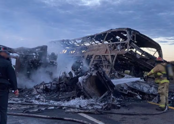 Chocan Tráiler y Camión en Maxipista Culiacán-Mazatlán, Sinaloa; Habría 20 Personas Calcinadas