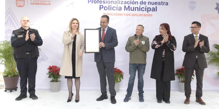 Entregan a Toño Astiazarán Certificación Policial Ciudadana CERTIPOL